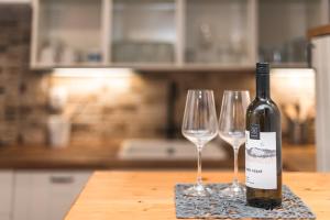 eine Flasche Wein auf einem Tisch mit zwei Weingläsern in der Unterkunft Summerhouse penzion Bavory in Bavory