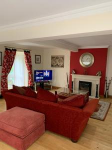 a living room with a couch and a tv at Stunning 2-Bed cottage Rye East Sussex in Rye