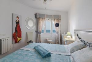 sypialnia z łóżkiem i obrazem na ścianie w obiekcie 1 Line Beachfront Apartment with stunning sea view w mieście Sitio de Calahonda