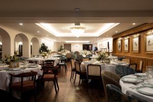 Um restaurante ou outro lugar para comer em AP Dona Aninhas