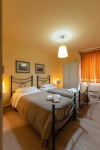 1 dormitorio con 2 camas en una habitación en IL Borgo Ristorante Pizzeria Camere, en Acquapendente