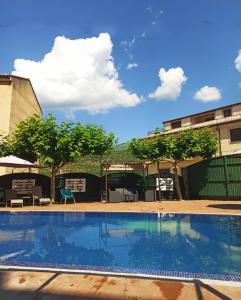 una piscina frente a un edificio en Prado del abuelo, en Cabezuela del Valle