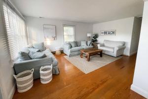a living room with two couches and a table at 528 Candlelight Ln, Bethany Beach in Bethany Beach