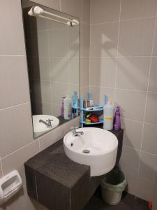 a bathroom with a sink and a mirror at MHA 15 SUlTE EVO SOHO BANDAR BARU BANGI FREE NETFLIX AND WIFI in Bandar Baru Bangi