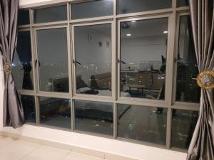 ein großes Fenster mit Blick auf ein Wohnzimmer in der Unterkunft MHA 15 SUlTE EVO SOHO BANDAR BARU BANGI FREE NETFLIX AND WIFI in Bandar Baru Bangi