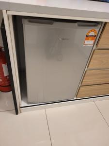 eine Tür eines Kühlschranks in der Küche in der Unterkunft MHA 15 SUlTE EVO SOHO BANDAR BARU BANGI FREE NETFLIX AND WIFI in Bandar Baru Bangi