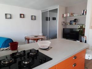Kuchyňa alebo kuchynka v ubytovaní Appartement 10 mins Intra Muros