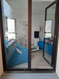 Televízia a/alebo spoločenská miestnosť v ubytovaní Appartement 10 mins Intra Muros + 8 fotografií