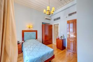 Кровать или кровати в номере Apollonion Palace