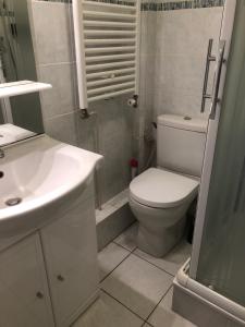 Bilik mandi di Charmant studio situé à proximité des thermes 30