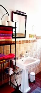 y baño con lavabo, espejo y toallas. en Casa Yahshua, en Villaverde