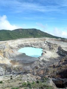 un cráter de montaña con un lago azul en él en Deluxe boutique lodge, en Vara Blanca