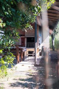 une maison avec une table et des chaises dans une cour dans l'établissement Fenil Conter Cottage & Suite, à Pozzolengo