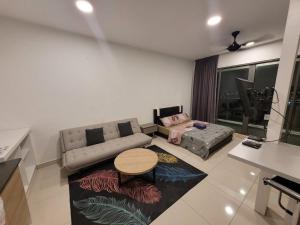 sala de estar con sofá y mesa en MHA 19 EVO SUlTE SOHO BANDAR BARU BANGI FREE NETFLIX AND WIFI, en Kampong Sungai Ramal Dalam