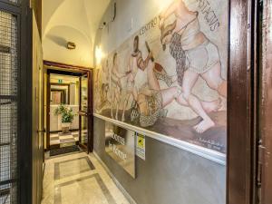 um corredor com um mural na parede em Hotel Centro Cavour Roma em Roma
