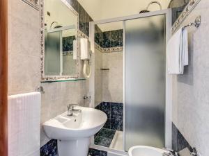 Uma casa de banho em Hotel Centro Cavour Roma