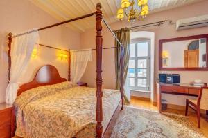Кровать или кровати в номере Apollonion Palace
