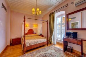 Кровать или кровати в номере Apollonion Palace