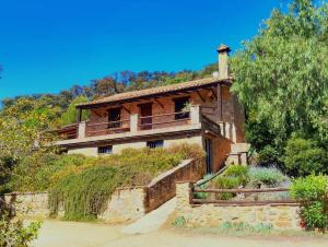 stary dom na zboczu wzgórza w obiekcie La Casita de Piedra w mieście Ronda