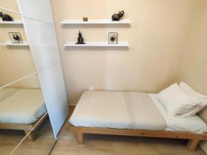 een kleine kamer met een bed en planken bij Precioso apartamento en Los Cristianos in Los Cristianos