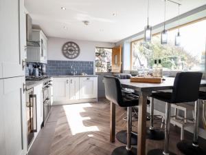 Kuchyň nebo kuchyňský kout v ubytování Ty'n-Y-Ffynnon Cottage