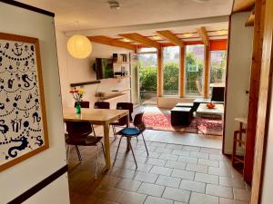 Posezení v ubytování Austernfischer Prerow - Schönes Ferienhaus in Toplage mit großem Garten für Familie und Freunde