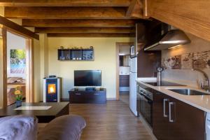Televízia a/alebo spoločenská miestnosť v ubytovaní Villas Verdemar