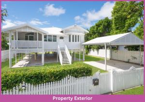 una casa blanca con una valla blanca en Harold Street 139, en Townsville
