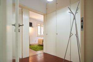 a room with a hallway with white walls and a floor at Riverside (with 3 Bedrooms) by JC in Porto