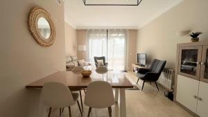 een woonkamer met een eettafel en stoelen bij Penthouse Casa Baja las Palmeras - Roda Golf in San Javier