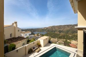 Utsikt mot bassenget på Exceptional views from 5 bed villa + pool RDR300 eller i nærheten