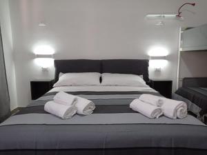 瑪爾薩梅米的住宿－Ciccina Rooms，一张大床,上面有三条白色毛巾