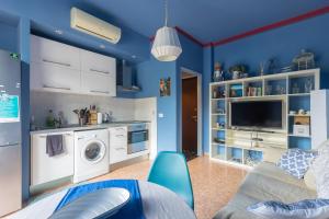 Sala de estar azul con lavadora y secadora en Sea view with terrace, La Casa Di Christine, en Monterosso al Mare