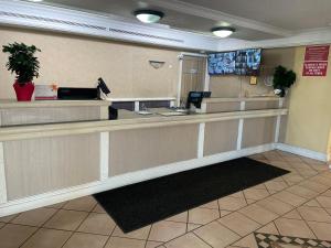 a waiting room with a cash counter in a hospital at Econo Lodge in Kalamazoo