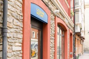 sklep z szyldem na ścianie budynku w obiekcie LOGUNE ROOMS w mieście Vitoria-Gasteiz