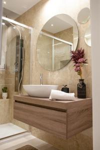 y baño con lavabo y espejo. en La Chimera Luxury Home en Taranto