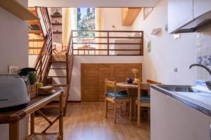 A kitchen or kitchenette at Vicoletto by PortofinoHomes Még 26 kép