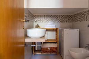 La salle de bains est pourvue d'un lavabo et de toilettes. dans l'établissement Vicoletto by PortofinoHomes, à Portofino
