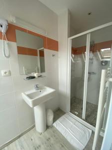 Koupelna v ubytování HOTEL L'AMERIVIERE***