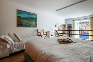 - une chambre avec 2 lits et une grande fenêtre dans l'établissement Vicoletto by PortofinoHomes, à Portofino