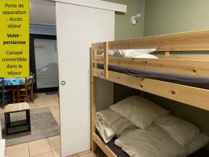 a couple of bunk beds in a room at Pause à la Naturelle sur la côte d'opale in Wimereux