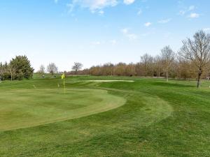 widok na pole golfowe z zielonym w obiekcie The Cottage w mieście Broomfield