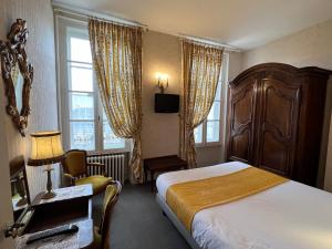Postel nebo postele na pokoji v ubytování Hotel Montsegur
