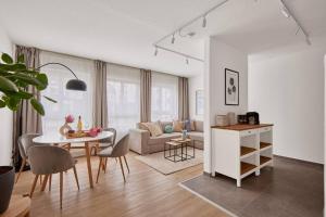 凱撒斯勞滕的住宿－Bella, Stil des Expressionismus，客厅配有沙发和桌子