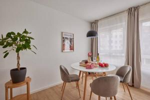 een eetkamer met een tafel en stoelen en een potplant bij Bella, Stil des Expressionismus in Kaiserslautern
