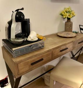 d'une table et d'une cafetière. dans l'établissement La corte di Angelica, à Sciacca