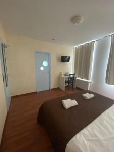 - une chambre avec un lit et 2 serviettes dans l'établissement HOTEL L'AMERIVIERE***, à Aubrives