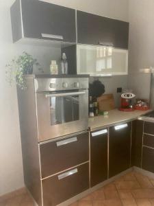 A kitchen or kitchenette at da Emi - La casetta in piazza Még 13 kép