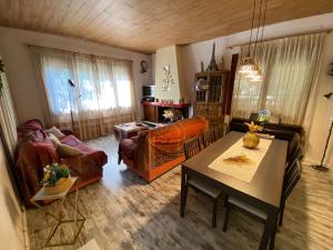 Casa familiar con piscina في Pallejá: غرفة معيشة مع أريكة وطاولة