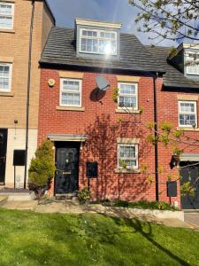 una casa de ladrillo rojo con una puerta negra en Boothferry Park Lodge, en Hull